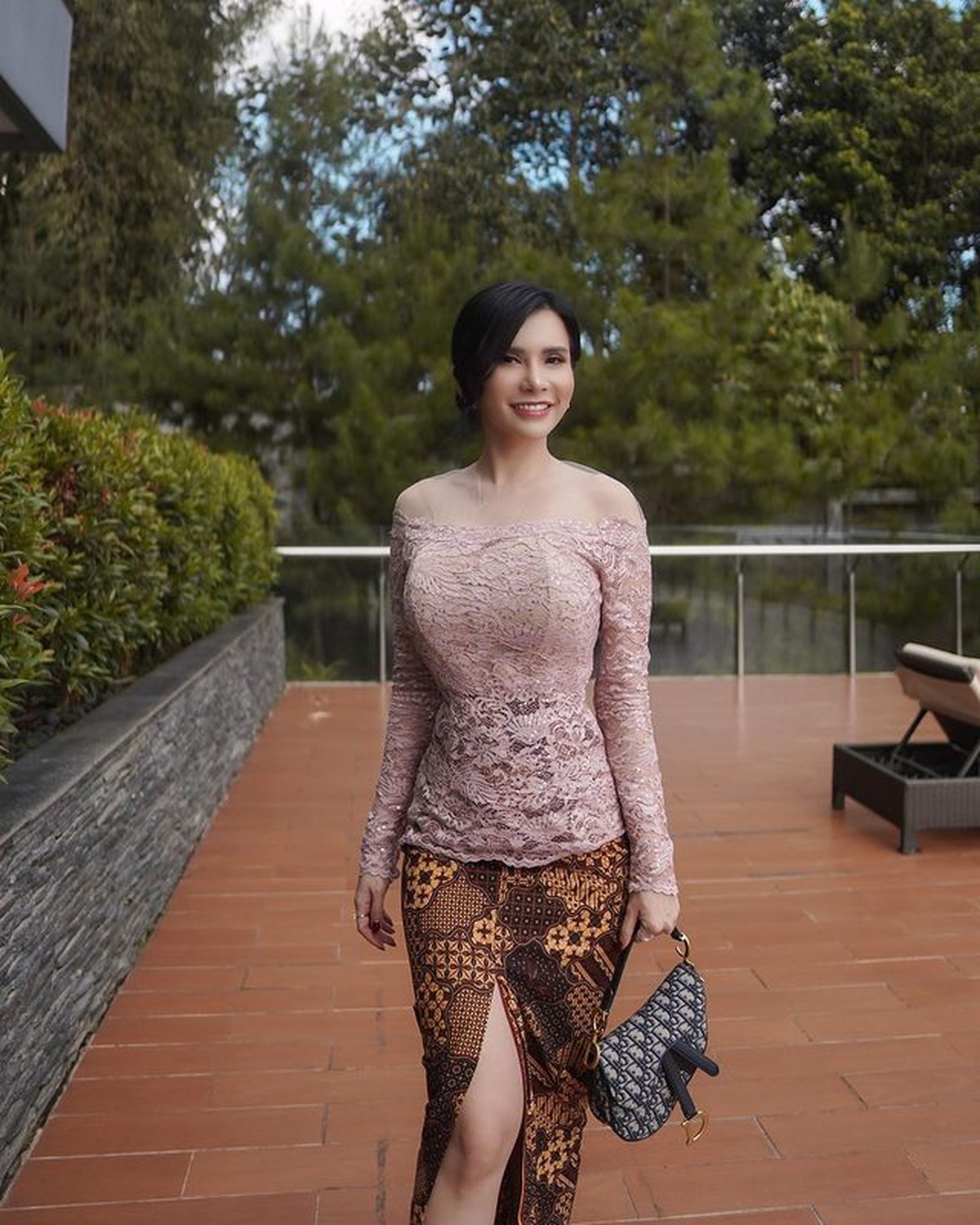 Maria Vania kerap tampil seksi dan terbuka&comma; namun ia bikin pangling saat pakai kebaya sangat anggun&period; Yuk intip potretnya&excl;