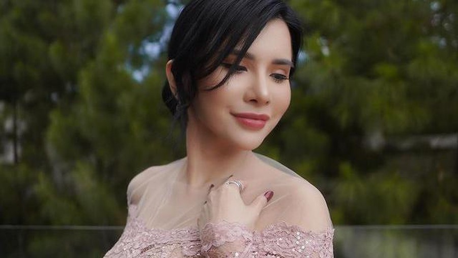 Maria Vania kerap tampil seksi dan terbuka, namun ia bikin pangling saat pakai kebaya sangat anggun. Yuk intip potretnya!