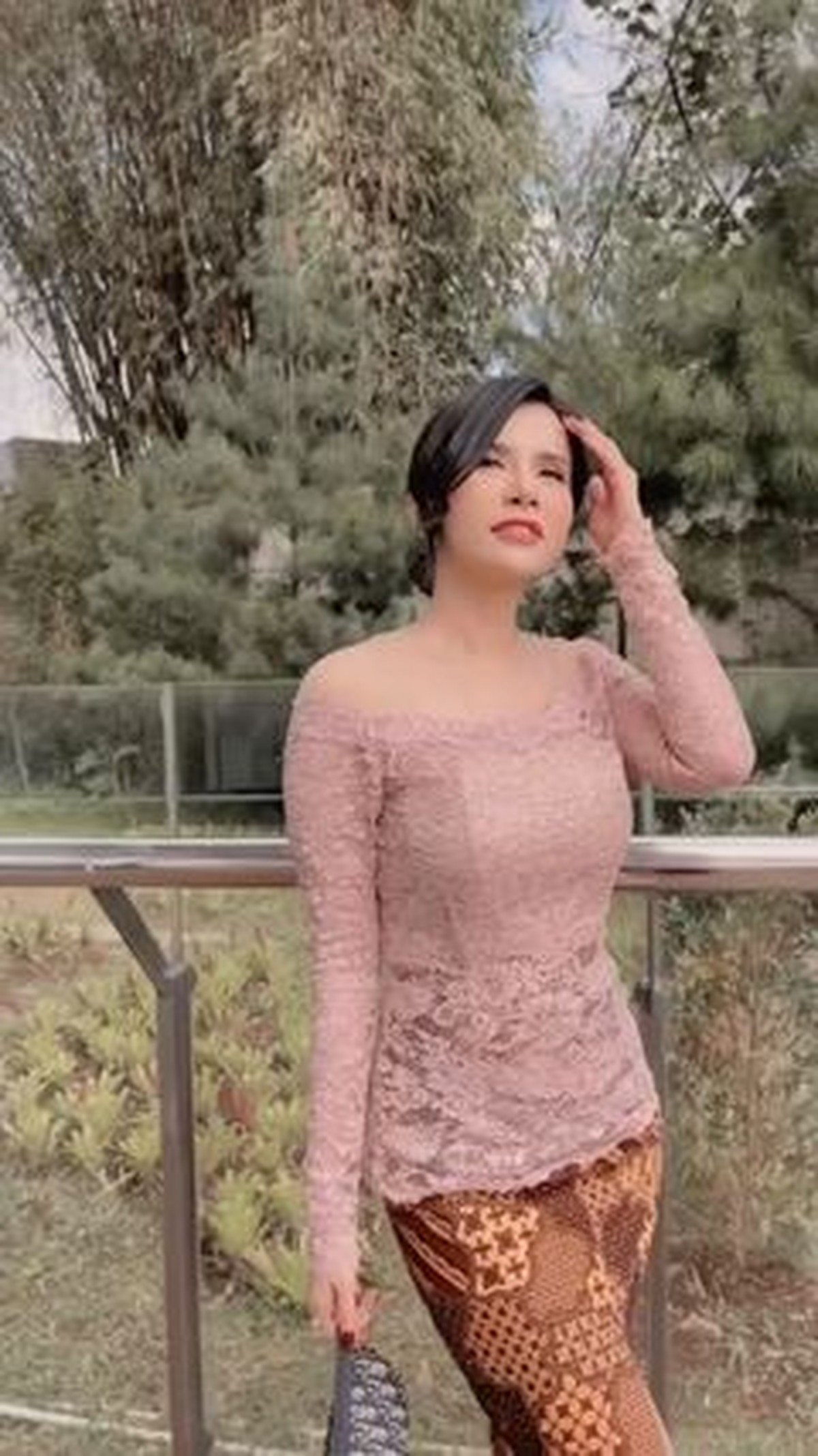 Maria Vania kerap tampil seksi dan terbuka&comma; namun ia bikin pangling saat pakai kebaya sangat anggun&period; Yuk intip potretnya&excl;