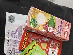 Haru! Kurir Ini Nangis Dapat Biskuit dan Tip dari Pelanggannya