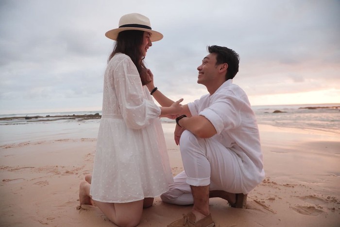 Kabar bahagia kembali datang dari salah satu selebritas Indonesia, Chelsea Islan. Perempuan cantik ini baru saja dilamar oleh kekasihnya Rob Clinton Kardinal di Pulau Bali, Selasa (26/10). (Foto: Instagram.com/chelseaislan)
