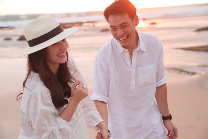 Memasuki babak baru yang lebih serius, kita doakan yang terbaik untuk keduanya ya, Beauties! Terakhir, selamat untuk Chelsea Islan dan Rob Clinton Kardinal. (Foto: Instagram.com/chelseaislan)