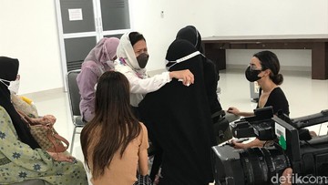 MANTAN ISTRI, CHINTAMI TURUT BERDUKA