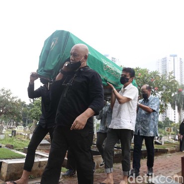 Oddie Agam Dimakamkan Tanpa Azan, Ini Hukum Azankan Jenazah