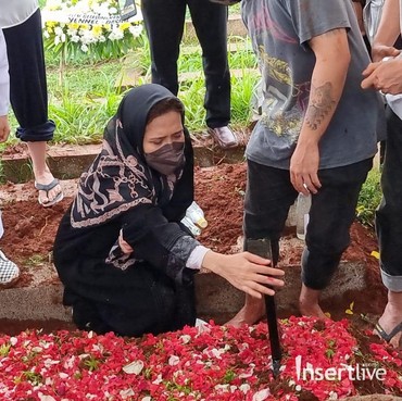 Oddie Agam Dimakamkan, Istri Menangis di Pelukan Chintami Atmanegara