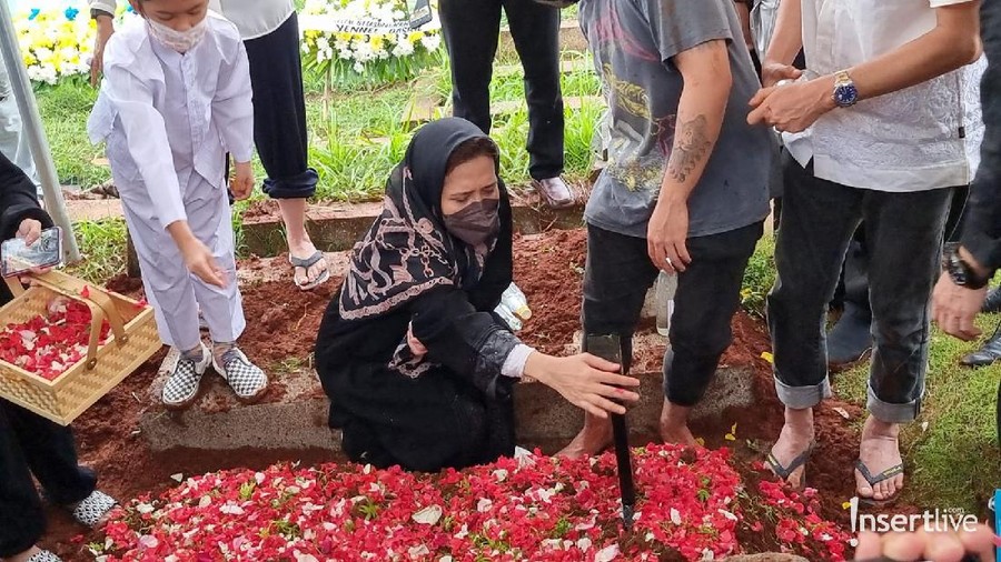 Oddie Agam Dimakamkan, Istri Menangis di Pelukan Chintammi