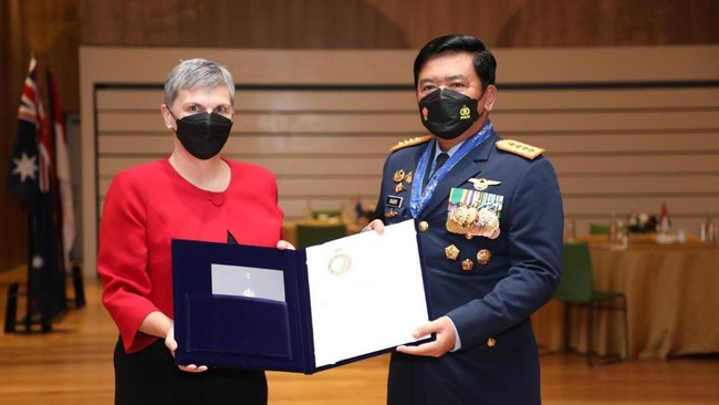 Panglima TNI Marsekal Hadi Tjahjanto dapat gelar kehormatan dari Australia yang diserahkan langsung oleh Dubes Penny Williams, Selasa (26/10).