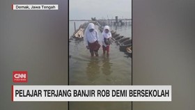 VIDEO: Pelajar Terjang Banjir Rob Demi Bersekolah