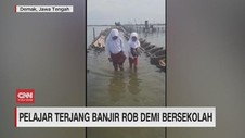 VIDEO: Pelajar Terjang Banjir Rob Demi Bersekolah
