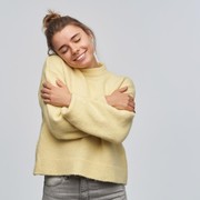 Semakin Dewasa, Butterfly Hug atau Memeluk Diri Sendiri Sangat Disarankan! Berikut Deretan Manfaatnya