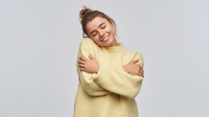 Semakin Dewasa, Butterfly Hug atau Memeluk Diri Sendiri Sangat Disarankan! Berikut Deretan Manfaatnya