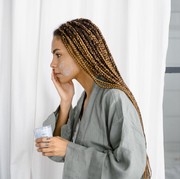 Ini 3 Cara Re-apply Sunscreen yang Benar, Jangan Sampai Salah!