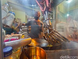 Penjual Nasi Goreng Ini Dibantu Robot Karena Tangan Tak Normal Usai Kecelakaan