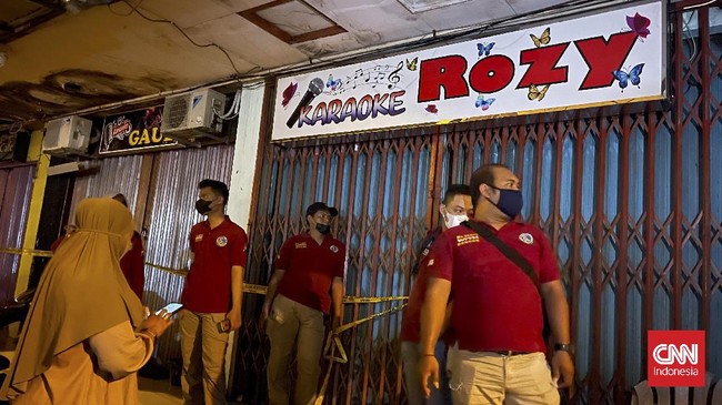 Setelah menyegel Holywings, Polrestabes Semarang kini menyegel tujuh tempat hiburan karaoke karena nekat beroperasi melebihi aturan PPKM.