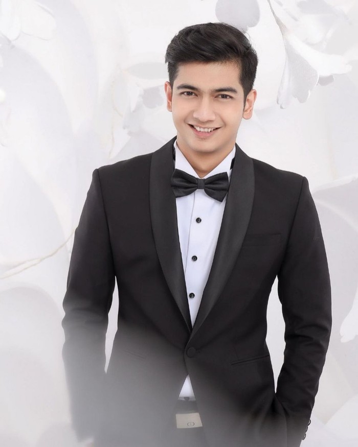 Menyeimbangkan sosok Ricis, pria asal Aceh ini tampil tampan dengan menggunakan setelan jas hitam dilengkapi bow tie senada, rancangan Sas Designs. Dalam laman Instagramnya, Teuku Ryan mengungkapkan jika sesi foto preweddingnya ini sesuai dengan yang diharapkan oleh keduanya. (Foto: Instagram.com/fdphotography)