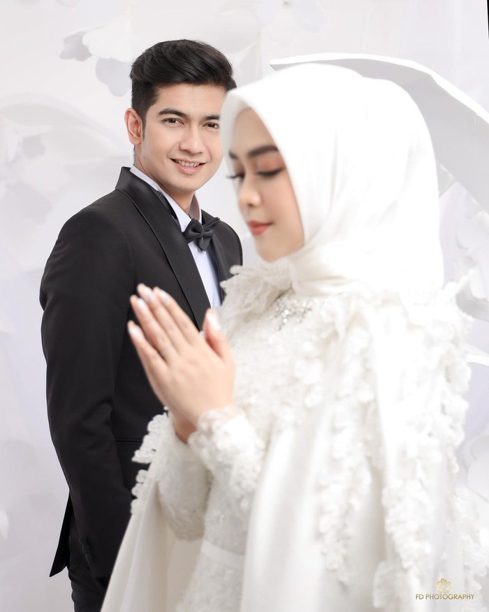 Kabarnya, pasangan yang satu ini akan melangsungkan pernikahan dalam waktu dekat ini. Namun belum ada kabar pasti terkait tanggal pernikahan. (Foto: Instagram.com/fdphotography)