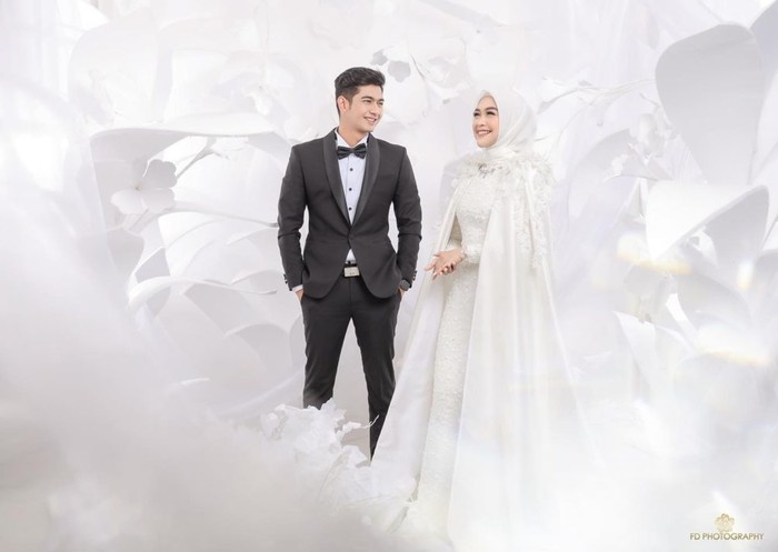 Ria Ricis dan Teuku Ryan mengadakan sesi foto prewedding dengan tema “White Love in the White Fairy World”. Dimana memang nuansa putih terlihat begitu mendominasi dalam pemotretan tersebut. (Foto: Instagram.com/fdphotography)