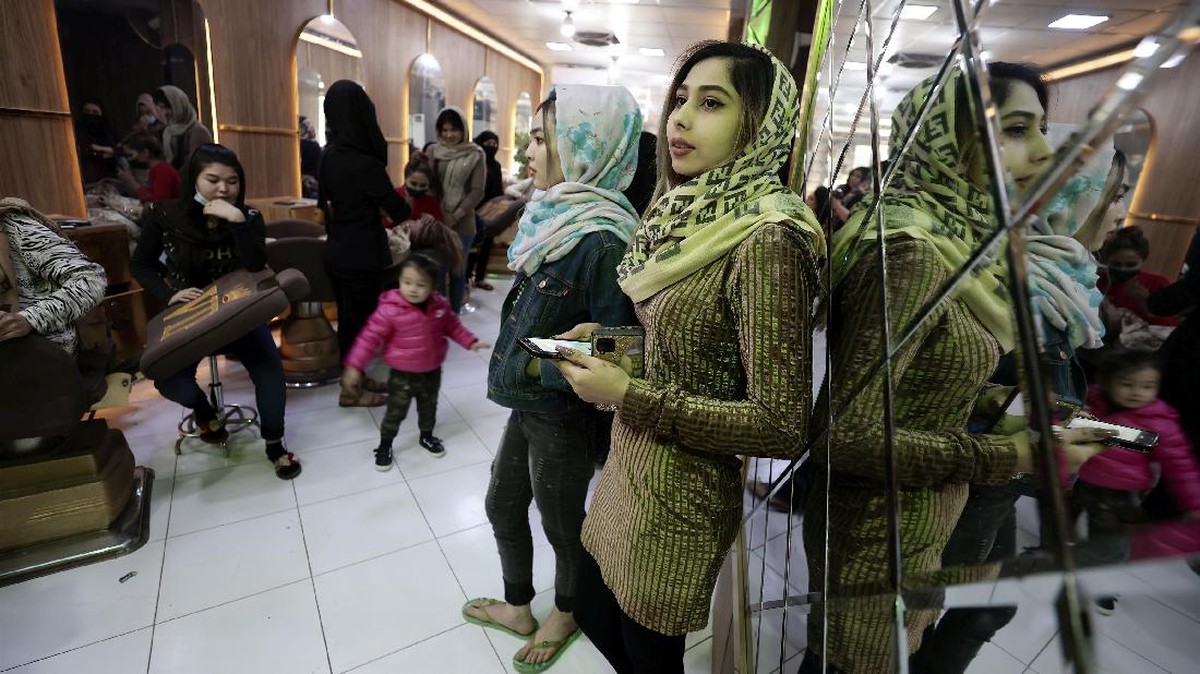 FOTO: Kala Salon Kecantikan Jadi 'Surga' Wanita di Kabul
