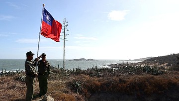 TAIWAN-CHINA/KINMEN Veterans take part in a flag raising ceremony at a former military post on Kinmen, Taiwan, October 15, 2021. Sitting on the front line between Taiwan and China, Kinmen is the last place where the two engaged in major fighting, in 1958 at the height of the Cold War, and where memories of war are burned into minds decades later. REUTERS/Ann Wang SEARCH