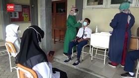 VIDEO: Siswa SMPN 29 Surabaya Lakukan Tes Usap Massal