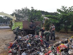 TNI Angkut Sampah Tangsel di Kantor Lurah Cilowong Serang