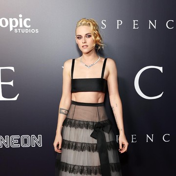 Terbiasa Edgy, Kristen Stewart Tampil Beda Saat Promosikan Film 'Spencer' di Los Angeles! Glamor dan Elegan Banget