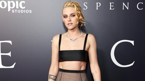 Terbiasa Edgy, Kristen Stewart Tampil Beda Saat Promosikan Film 'Spencer' di Los Angeles! Glamor dan Elegan Banget