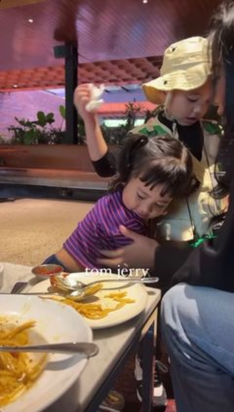 6 Momen Kebersamaan Rachel Vennya & Okin Kompak Urus Anak Disorot Rachel Vennya dan Okin tampak sedang bersama dan kompak mengurus buah hati mereka. Yuk intip!