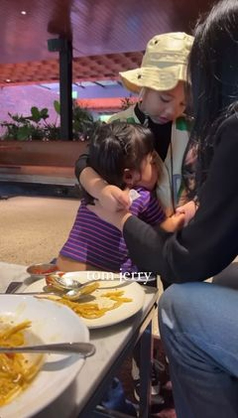 Rachel Vennya dan Okin tampak sedang bersama dan kompak mengurus buah hati mereka. Yuk intip!