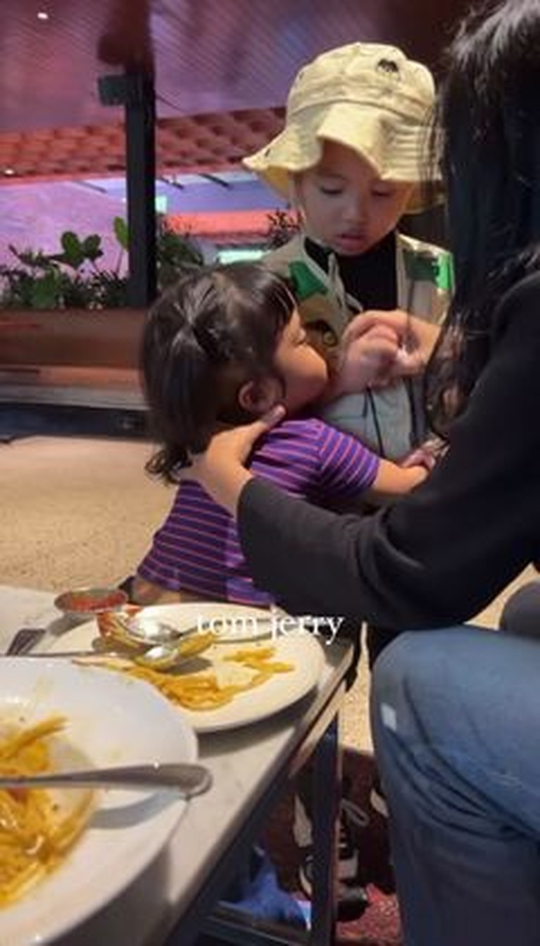 6 Momen Kebersamaan Rachel Vennya & Okin Kompak Urus Anak Disorot Rachel Vennya dan Okin tampak sedang bersama dan kompak mengurus buah hati mereka. Yuk intip!