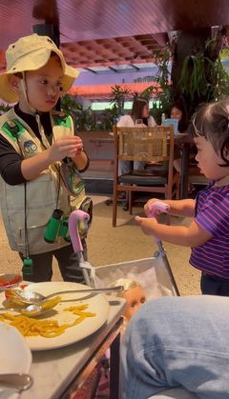 6 Momen Kebersamaan Rachel Vennya & Okin Kompak Urus Anak Disorot Rachel Vennya dan Okin tampak sedang bersama dan kompak mengurus buah hati mereka. Yuk intip!