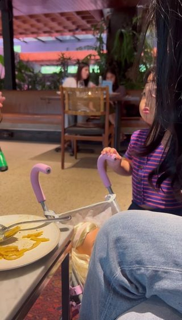 6 Momen Kebersamaan Rachel Vennya & Okin Kompak Urus Anak Disorot Rachel Vennya dan Okin tampak sedang bersama dan kompak mengurus buah hati mereka. Yuk intip!