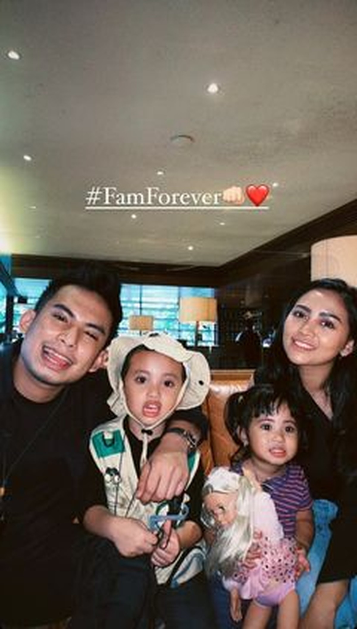 Rachel Vennya dan Okin tampak sedang bersama dan kompak mengurus buah hati mereka&period; Yuk intip&excl;