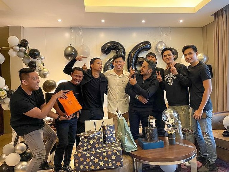 Ranty Maria dan kekasihnya, Rayn Wijaya tampak semakin mesra. Mereka baru saja merayakan ultah bersama. Yuk intip!