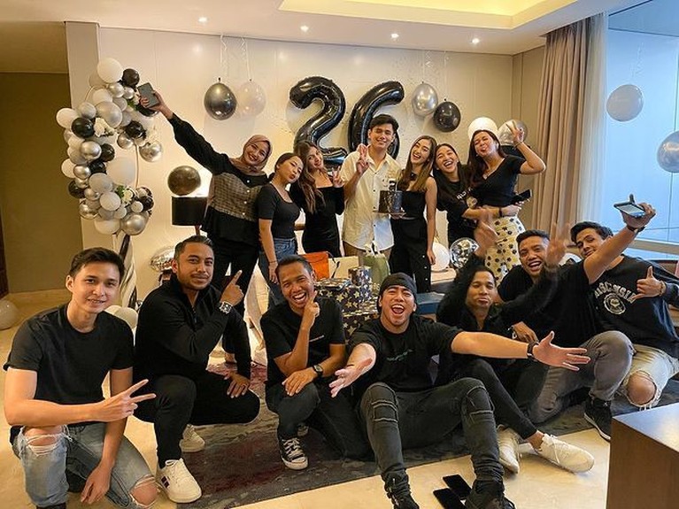 Ranty Maria dan kekasihnya, Rayn Wijaya tampak semakin mesra. Mereka baru saja merayakan ultah bersama. Yuk intip!