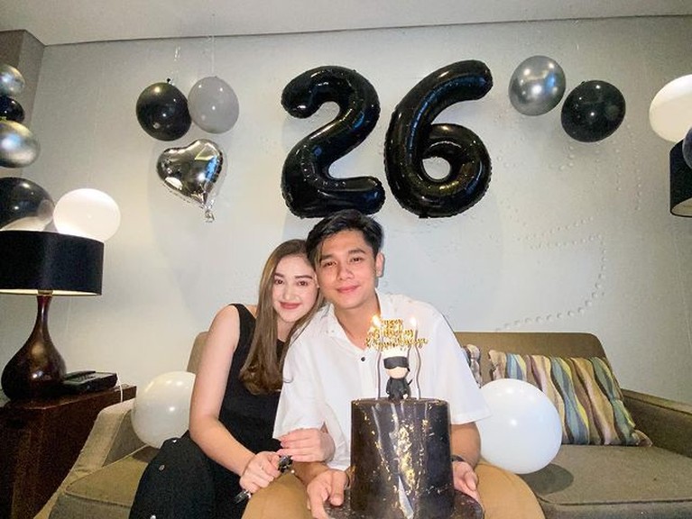 6 Momen Romantis Ranty Maria Rayakan Ultah Rayn Wijaya Sang Kekasih Ranty Maria dan kekasihnya, Rayn Wijaya tampak semakin mesra. Mereka baru saja merayakan ultah bersama. Yuk intip!
