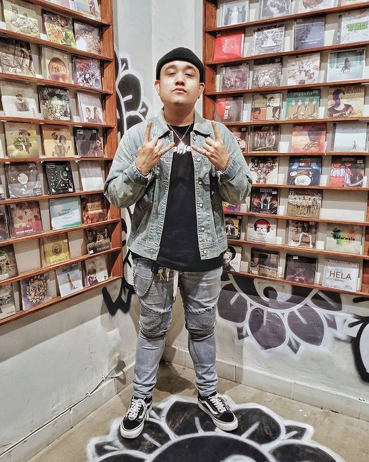 Mendiang Oddie Agam memiliki seorang putra dengan mantan istrinya&comma; Chintami Atmanegara yaitu Dio Alif Utama&period; Yuk intip potretnya&excl;