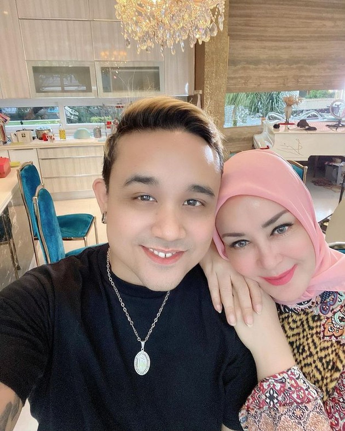 Mendiang Oddie Agam memiliki seorang putra dengan mantan istrinya&comma; Chintami Atmanegara yaitu Dio Alif Utama&period; Yuk intip potretnya&excl;