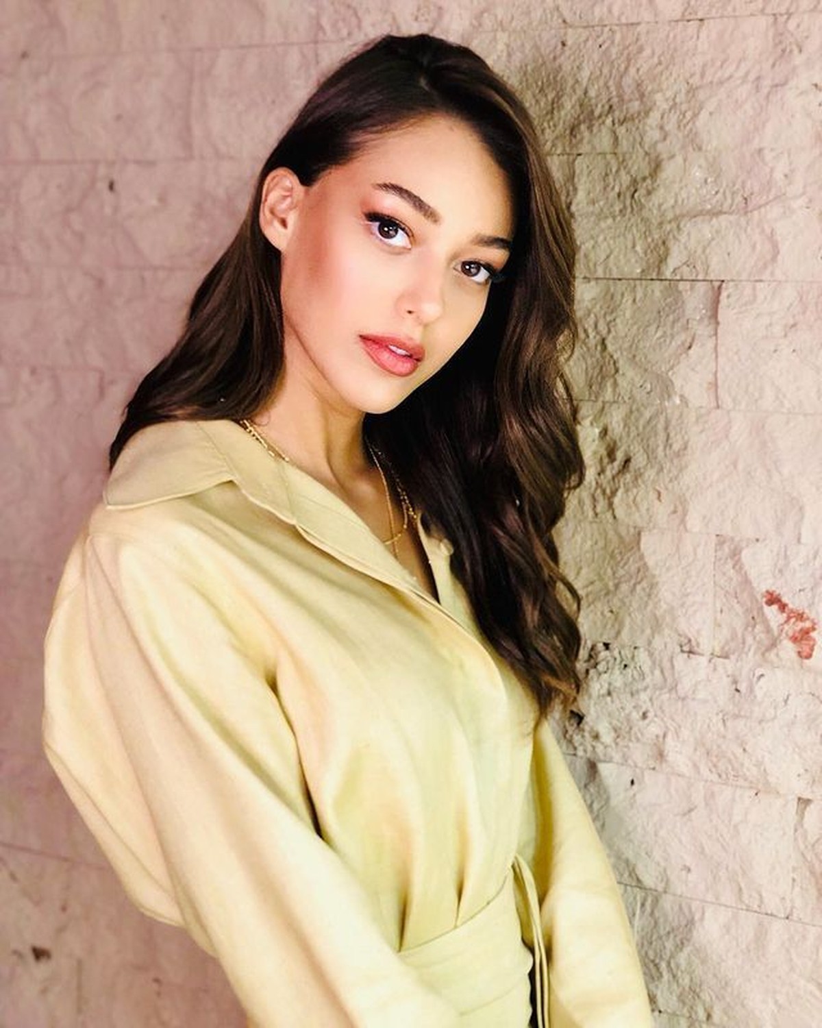 Finalis Miss Turki&comma; Dilan Cicek Deniz tengah menjadi sorotan publik karena ketahuan bercinta di toilet pria&period; Yuk intip potretnya&excl;