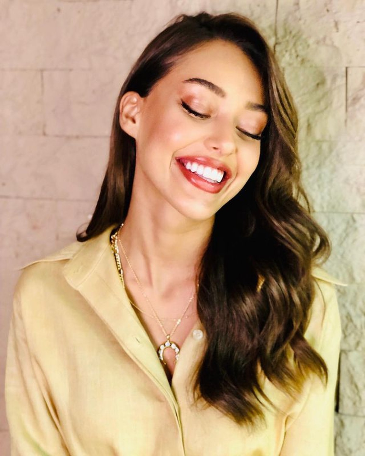 Finalis Miss Turki&comma; Dilan Cicek Deniz tengah menjadi sorotan publik karena ketahuan bercinta di toilet pria&period; Yuk intip potretnya&excl;