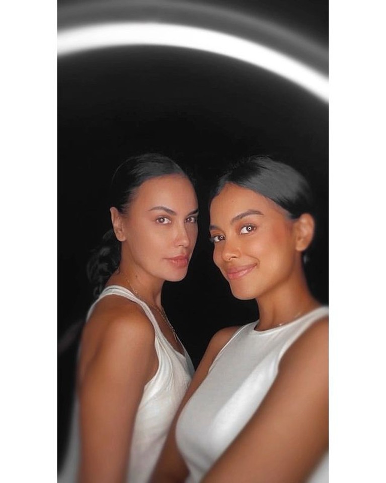 7 Potret Sophia Latjuba dan Eva Celia, Ibu-Anak Bak Kakak-Adik! Potret Sophia Latjuba dan Eva Celia, Ibu-Anak Bak Kakak-Adik!