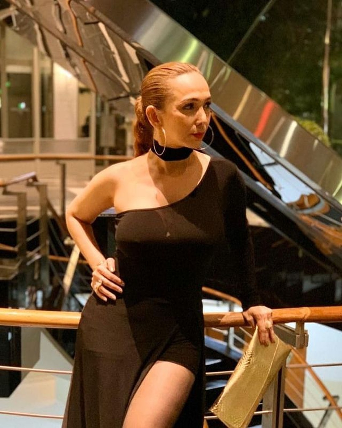 Kiki Fatmala sudah jarang tampil di layar kaca&comma; kini ia telah berusia 52 tahun namun penampilannya makin cantik dan bugar&period; Yuk intip&excl;