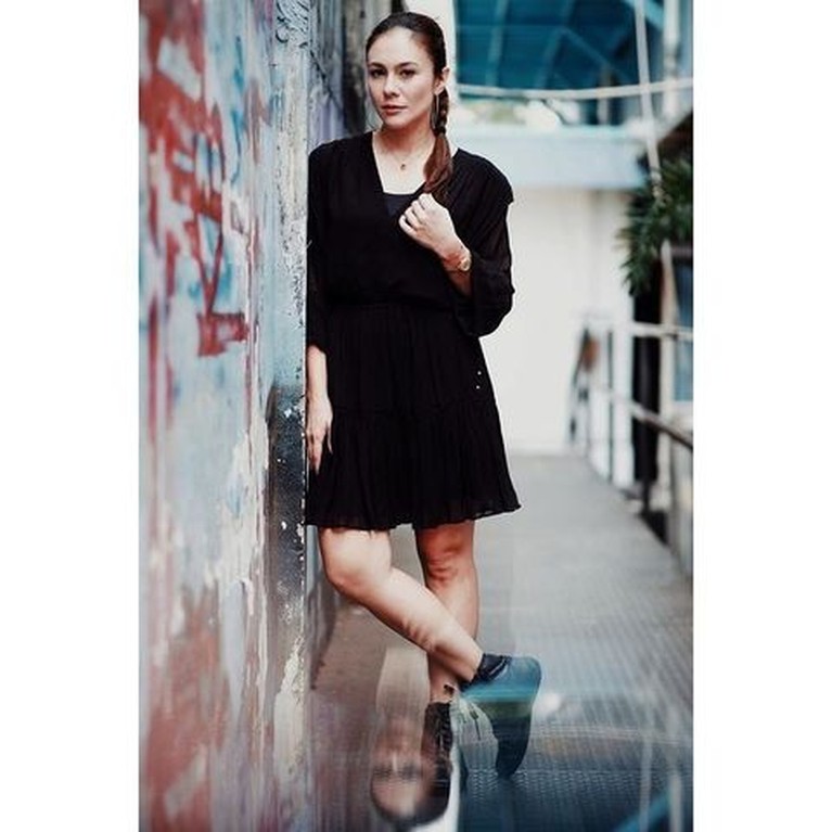 Wulan Guritno dikenal dengan sebutan hot mama yang memiliki style bak ABG. Yuk kita intip potret penampilannya!