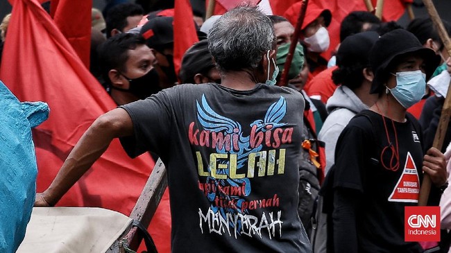 Polisi membantah mengadang mahasiswa yang akan ikut bergabung bersama elemen buruh dalam aksi unjuk rasa di sekitar Istana.