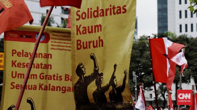 Ribuan buruh di Jawa Timur, Jateng, hingga Jabar dan Jakarta serentak menggelar demo dengan agenda protes UMP dan kawal putusan MK soal UU Ciptaker.