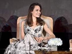 Hadiri Premiere 'The Eternals', Gaya Rambut Angelina Jolie Membingungkan