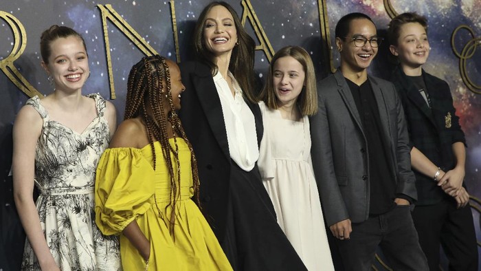 Shiloh Jolie-Pitt, from left, Zahara Jolie-Pitt, Angelina Jolie, Vivienne Jolie-Pitt, Maddox Jolie-Pitt and Knox Jolie-Pitt pose for photographers upon arrival at the premiere of the film 'Eternals' on Wednesday, Oct. 27, 2021 in London. (Photo by Vianney Le Caer/Invision/AP)