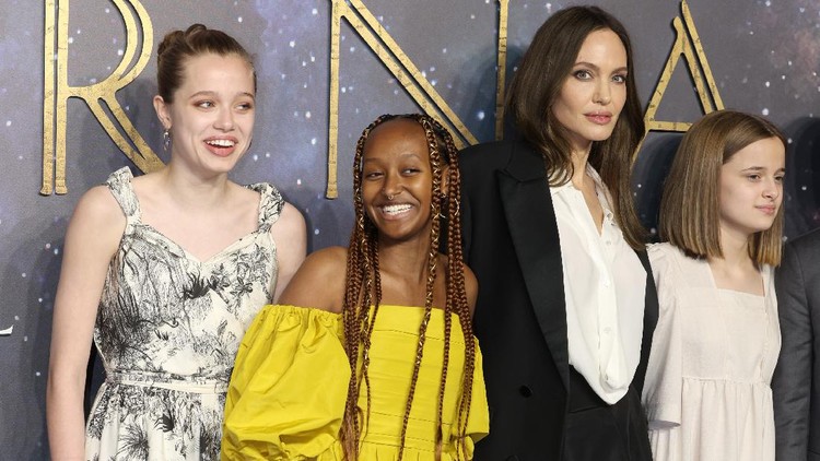 LONDON, ENGLAND - OCTOBER 27:  (L to R) Shiloh Jolie-Pitt, Zahara Jolie-Pitt, Angelina Jolie and Vivienne Jolie-Pitt attend the 