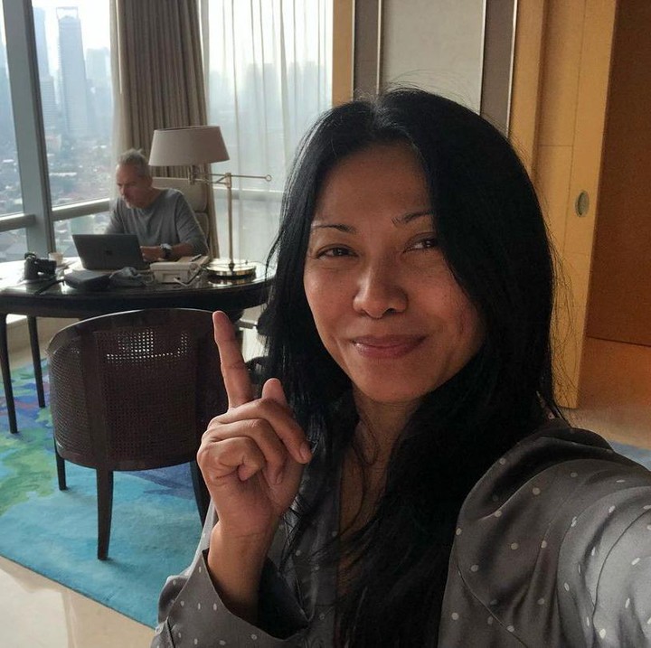 <p>Anggun juga membagikan foto ketika sang suami tengah bekerja dan menatap layar laptop, Bunda. Gemas banget, ya! (Foto: Instagram: @anggun_cipta)</p>