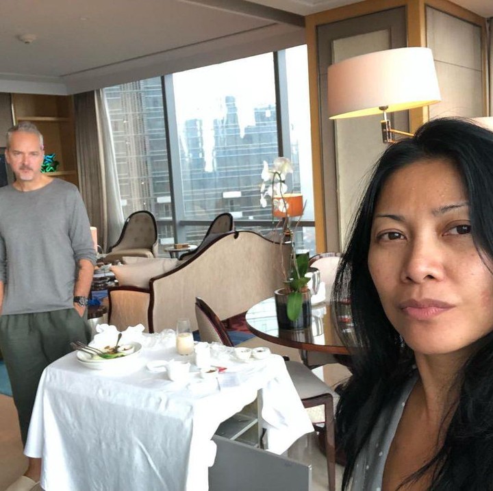 <p>Dengan kehadiran sang suami, Anggun sama sekali tak keberatan ketika harus menjalani karantina, Bunda. Ia bahkan menganggap ini sebagai liburan kecil untuk menghilangkan jetlag. (Foto: Instagram: @anggun_cipta)</p>